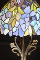 Lampe en métal à patine mordorée dans le gout de Tiffany. (photo 4)