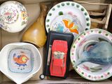 une boîte remplie d'assiettes et de bols de toutes sortes