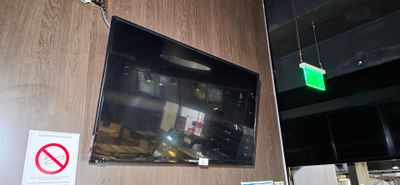 une photo d'un téléviseur accroché au mur