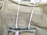 une main tenant un sac auquel est attachée une étiquette