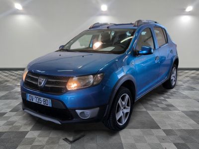 la photo d'une voiture bleue garée dans un garage