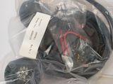 un sac contenant des fils enveloppés dans du plastique, posé sur une table