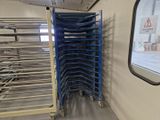 une rangée de chaises bleues dans une pièce près d'une fenêtre