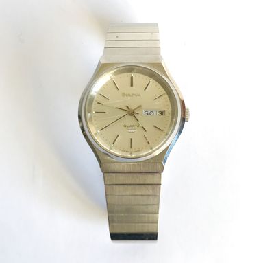une image d'une montre sur une surface blanche avec un fond blanc