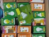 une boîte contenant différents types d'ampoules