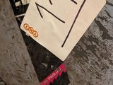 un autocollant collé sur le côté d'un réfrigérateur, sur lequel est collé un autre autocollant