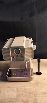 une machine à café posée sur une table