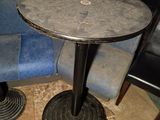une petite table et des chaises dans un coin de la pièce
