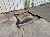 un trou dans le béton qui a été creusé dans le sol