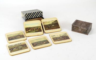 quatre sous-verres et une boîte ornée d'une image représentant un paysage