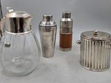 de nombreux objets en argent et en verre posés sur une table