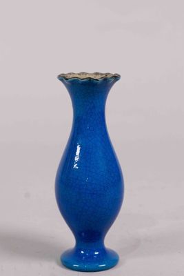 un vase bleu posé sur une table