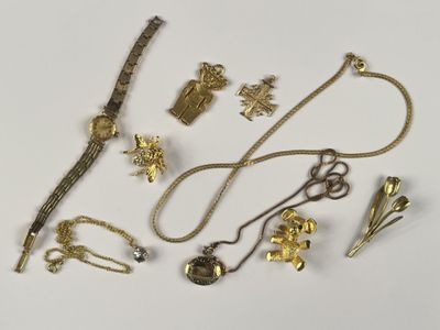 beaucoup de bijoux en or sur une surface blanche