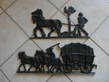 deux sculptures métalliques représentant des chevaux tirant un chariot et un homme dans une calèche