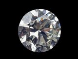 un gros plan d'un diamant sur fond noir