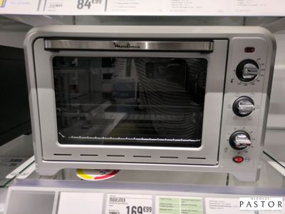 une photo d'un four grille-pain exposé dans un magasin