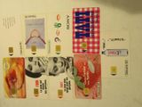 de nombreuses cartes de crédit posées sur une table