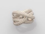une bague « crossover » en or blanc 18 carats et diamants