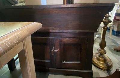 une table en bois sur laquelle se trouve un miroir