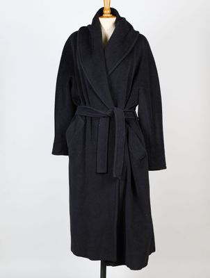 une photo d'un manteau noir sur un présentoir à mannequin