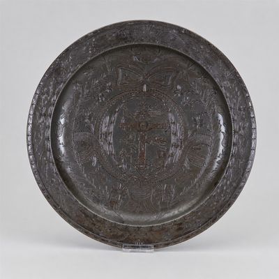 une image représentant une plaque métallique ornée d'un motif