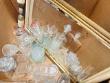 beaucoup de verres et de bouteilles vides par terre