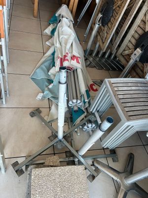 un tas de chaises et de parasols par terre