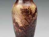 un vase orné d'une image représentant une forêt