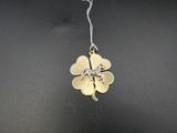 un gros plan d'un collier orné d'un trèfle à quatre feuilles