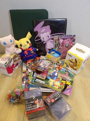 beaucoup d'objets Pokémon sur la table