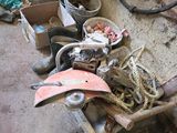 un tas de bric-à-brac posé par terre dans un garage
