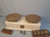 deux assiettes et une boîte en bois posées sur une table