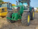 un tracteur garé sur un terrain en terre battue