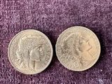 deux pièces de monnaie britanniques posées sur un tissu violet