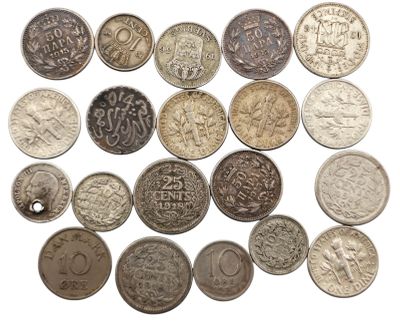 une image représentant un tas de vieilles pièces de monnaie posées sur une surface blanche