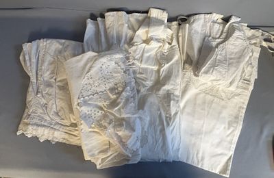 beaucoup de vêtements blancs suspendus à un portant