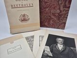 trois livres sont empilés sur une table