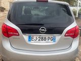 l'arrière d'une voiture argentée garée sur une rue pavée