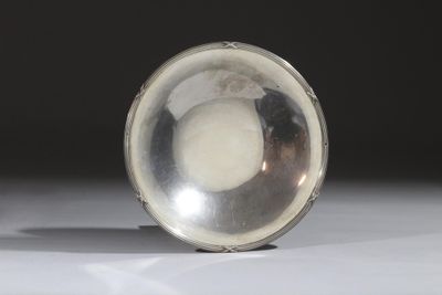 un gros plan d'un objet argenté posé sur une surface blanche