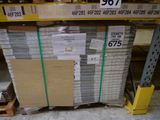 une grande pile de cartons sur l'étagère du magasin