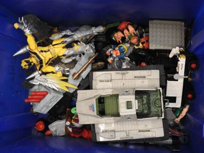 un bac bleu rempli de Lego et d'autres jouets