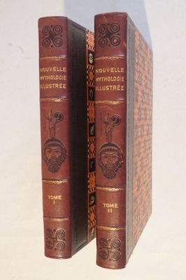 deux livres posés côte à côte sur une table