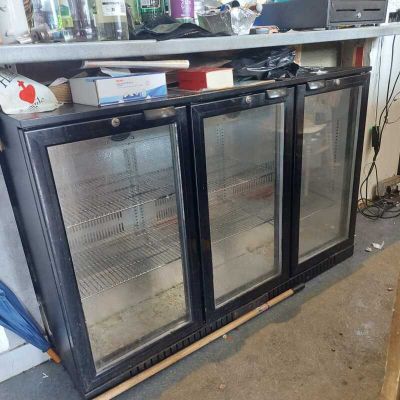 - Tour réfrigéré à 3 portes - Vitrine à boissons réfrigérée