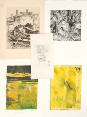 quelques dessins et photos sont accrochés sur un mur blanc dans une pièce