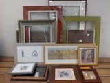 de nombreux cadres posés sur une table en bois