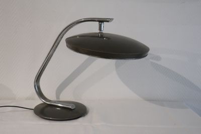 l'image d'une lampe posée sur une table