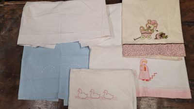 plusieurs types de serviettes brodées posées sur une table en bois