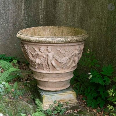 une jardinière en pierre posée au milieu d'un jardin