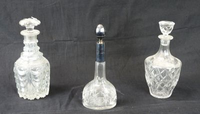 trois bouteilles en verre posées les unes à côté des autres sur un fond noir