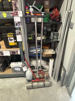 un petit espace de rangement avec des outils et des fournitures sur les étagères
